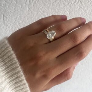 Empress enstensring i 100% resirkulert gultt gull med labratoriedyrket diamant på 3,0 ct sammen med Radiant rekkering 0,54 ct