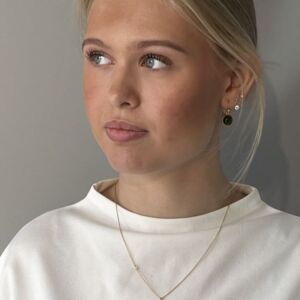 Modell med kjede Fina med anheng Stella, en stjerne fra Julie Sandlau
