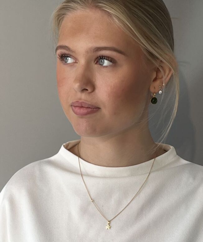 Modell med kjede Fina med anheng Stella, en stjerne fra Julie Sandlau