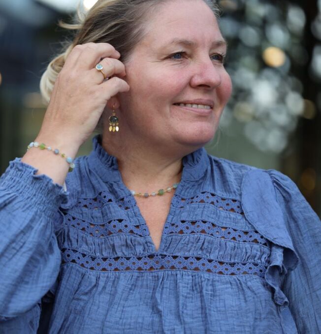 Armbånd fra Susanne Friis Bjørner armbånd og kjede med labradoritt, peridot, lys grønn serpentin og akvamarin, samt ørepynt drømmefanger med grønnkvarts