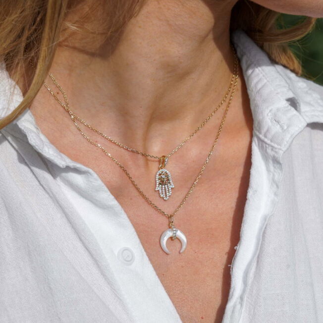 Kjede med en hånd formet som symbolet Hamsa l i forgylt sølv fra Serenity by Gulldia ,