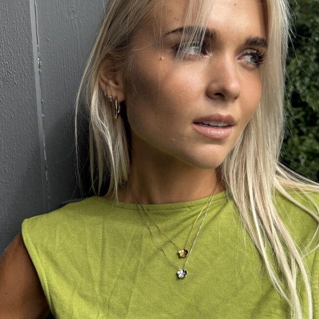 Hibiscusblomst kjede i gullbelagt stål fra Frida Leonore