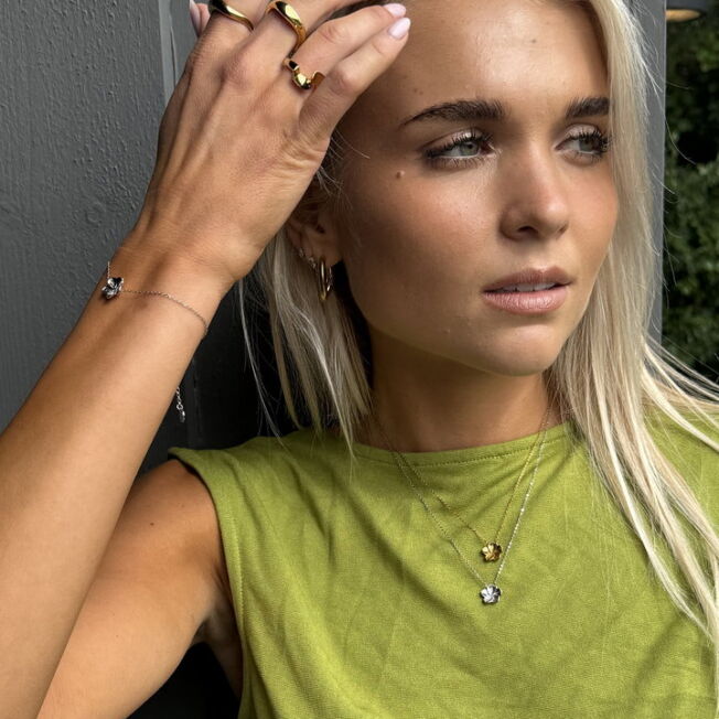 Hibiscusblomst kjede i stål fra Frida Leonore