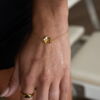29203-2 Hibiscusblomst armbånd i gullfarget stål fra Frida Leonore
