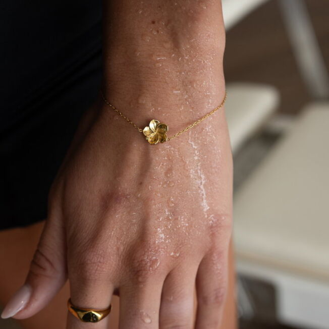 29203-2 Hibiscusblomst armbånd i gullfarget stål fra Frida Leonore