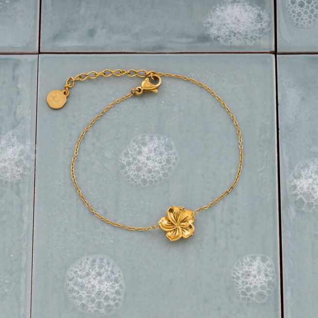 29203-3 Hibiscusblomst armbånd i gullfarget stål fra Frida Leonore