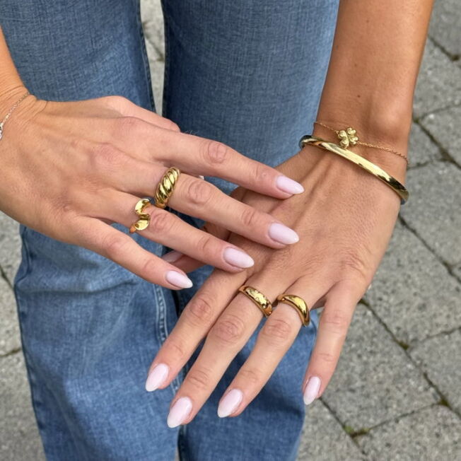 Lucky armbånd med firkløver midt i lenken. Regulerbar lengde i gullfarget stål fra Frida Leonore