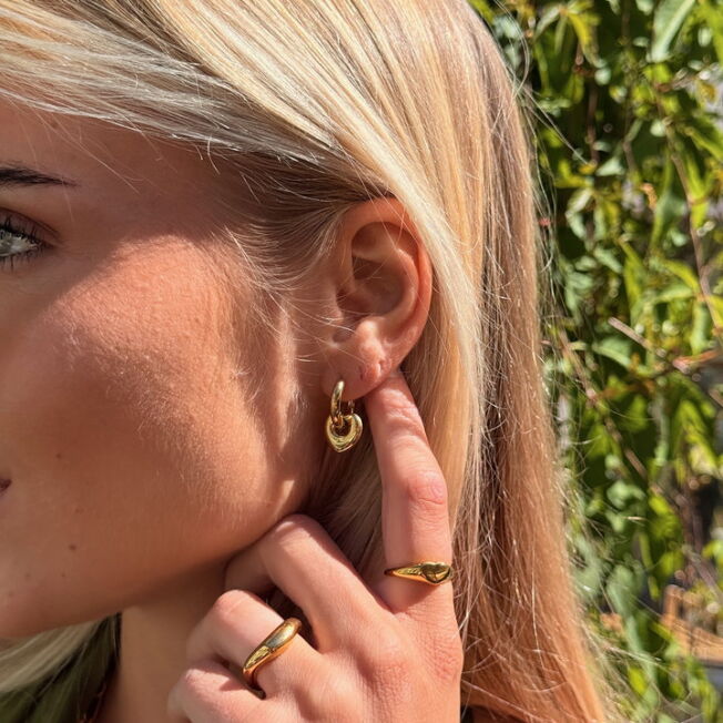 Frida Leonore Heartline hoops i forgylt stål