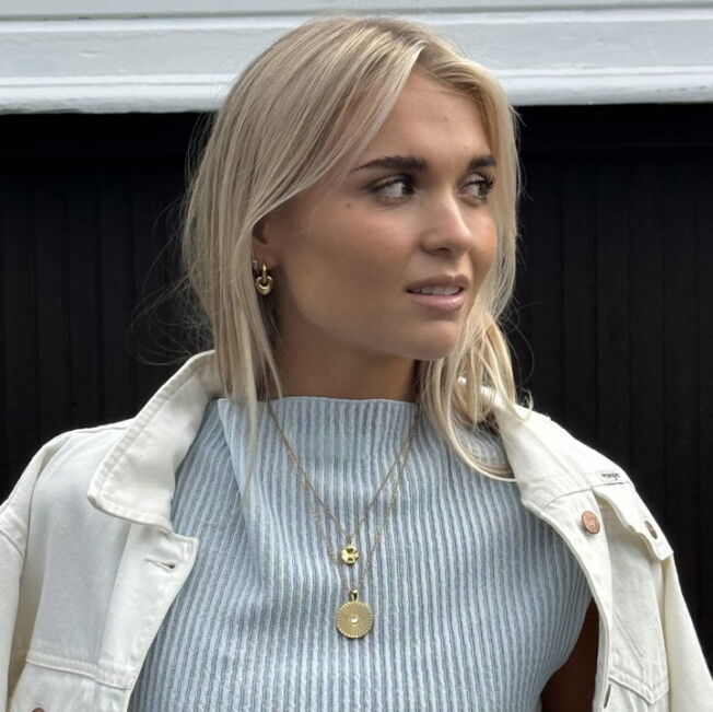 Frida Leonore Heartline hoops i forgylt stål