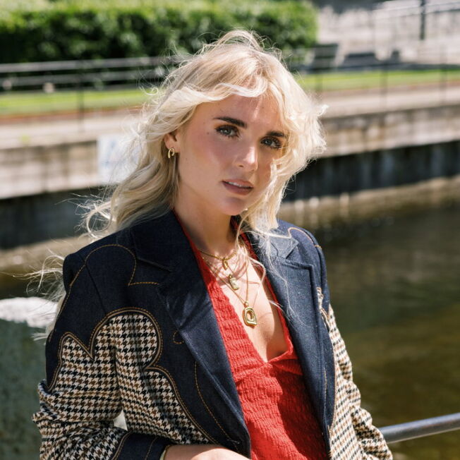 Frida Leonore Current studs i forgylt stål