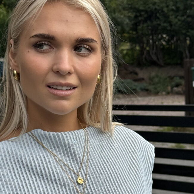 Ørering i gullfarget stål fra Frida Leonore,