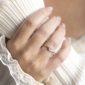 Ring i 14 k gult gul slank ringskinne med dråpeformet del med diamanter, totalt 0,15 ct