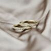 Rekkering "Vida" i gult gull med 0,15 ct
