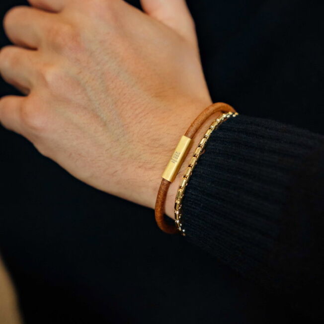 972665-1 Armbånd i brunt skinn med gullfarget lås til mann