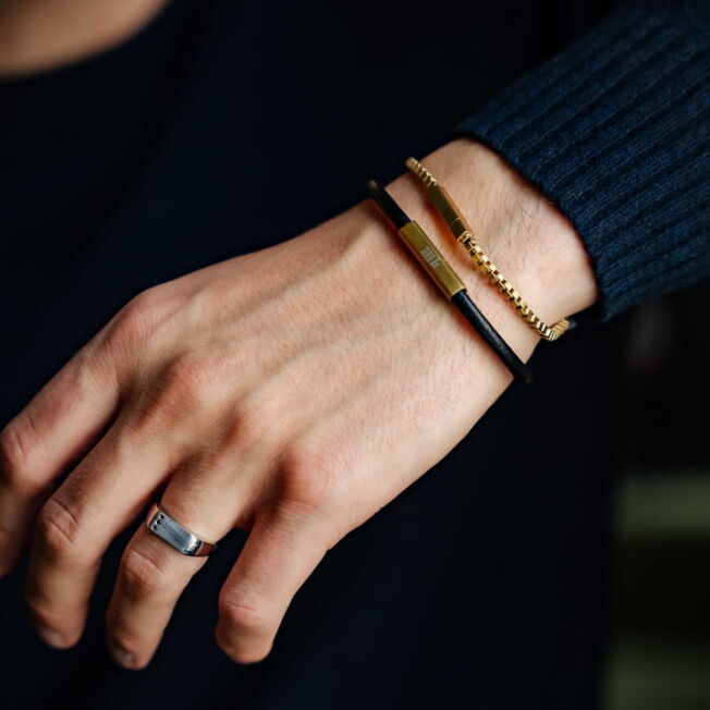 Armbånd i skinn med gullfarget lås til mann