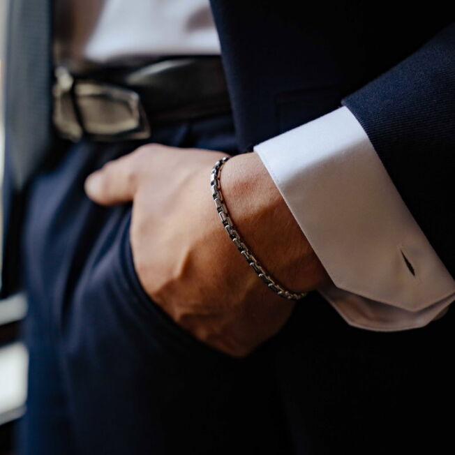 Armbånd i stål i et mønster som kalles ur