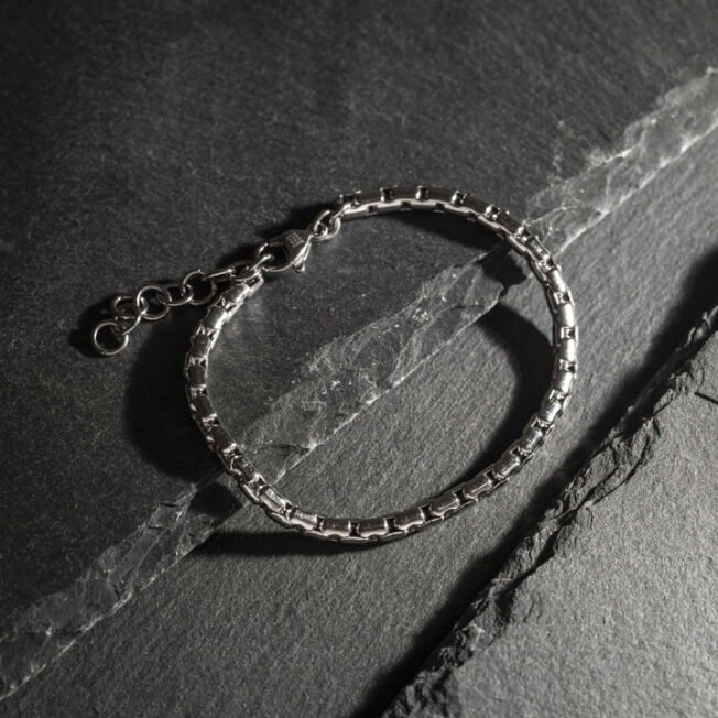 Armbånd i stål i et mønster som kalles ur