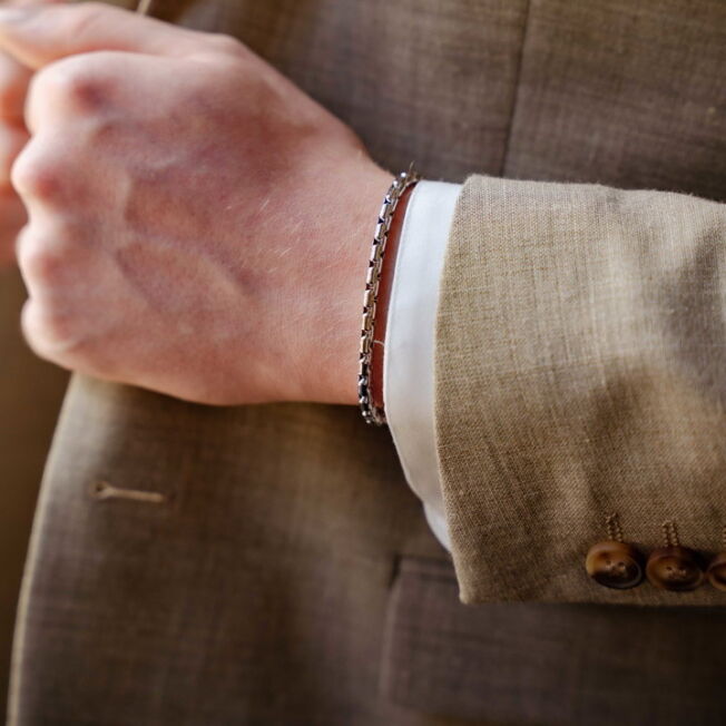 Armbånd i stål i et mønster som kalles ur