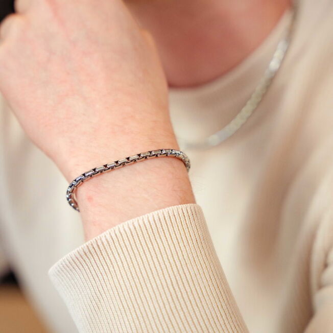 Armbånd i stål i et mønster som kalles ur