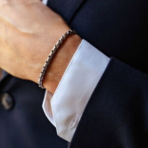 Armbånd i stål i et mønster som kalles ur