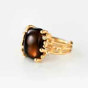BoHo medium ring i 18 k gult gull fra Ole Lynggaard Copenhagen med røkkvarts