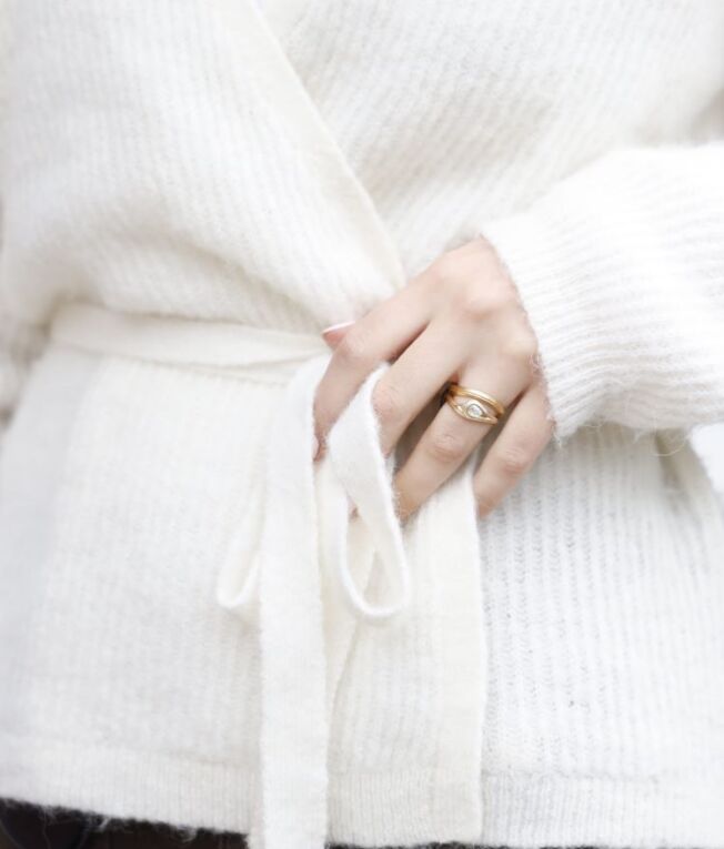 Ocean Drop ring i gult gull 18 k med satnert overflate, pæreslipt diamant 0,30 ct sammen med Under The Sea small ring