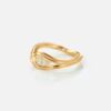 Ocean Drop ring i gult gull 18 k med satnert overflate, pæreslipt diamant 0,50 ct