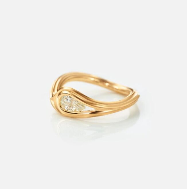 Ocean Drop ring i gult gull 18 k med satnert overflate, pæreslipt diamant 0,50 ct