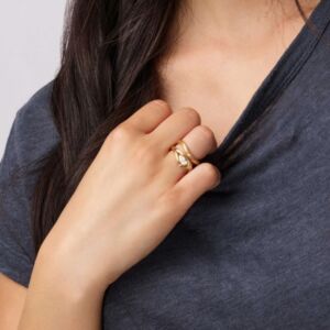 Ocean Drop ring i gult gull 18 k med satnert overflate, pæreslipt diamant 0,50 ct sammen med Under The sea ring
