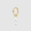 Eden øreanheng i gult gull med to ferskvannsperler. Vist på en ørering