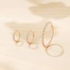 Lulia earhoops mini i 14 k resirkulert gult gull med diamanter, her vist med 2 større størrelser.