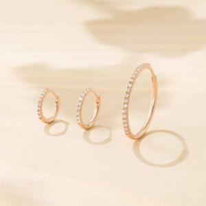 Lulia earhoops mini i 14 k resirkulert gult gull med diamanter, her vist med 2 større størrelser.