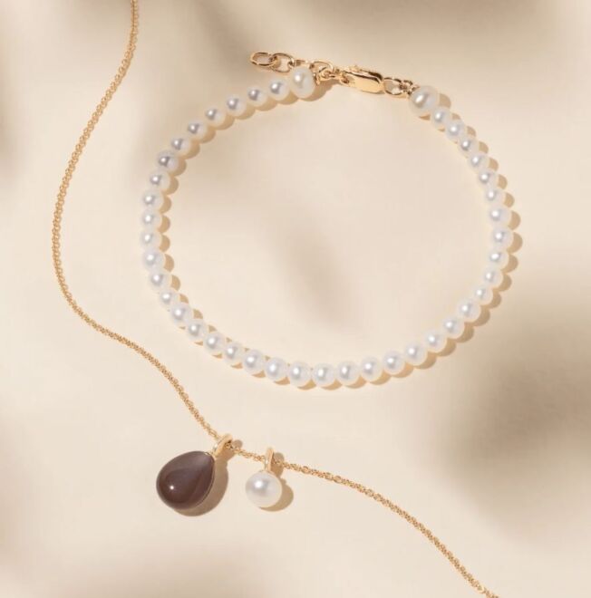 Chocolate Moonstone Elina pendant 14 K gult gull og Esther armbånd med ferskvannsperler