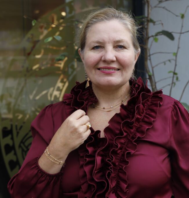 Susanne Friis Bjørner armbånd i forgylt sølv med ferskenfargede månestener, røkkvarts og naturfargede ferskvannsperler i lenken