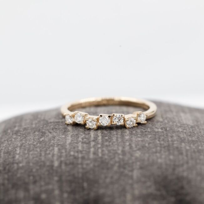 Noën Twinkle ring i gult gull med diamanter
