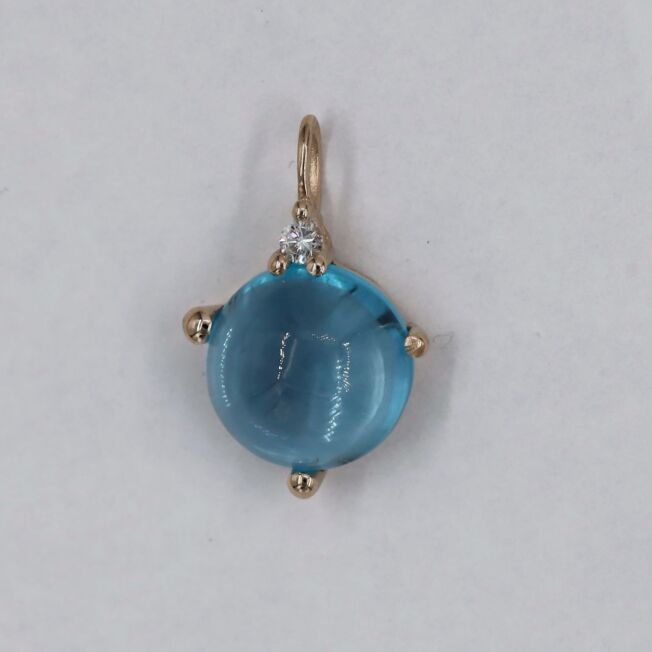 Noën «Stellini» anheng i gult gull, med swiss blue topas og diamant