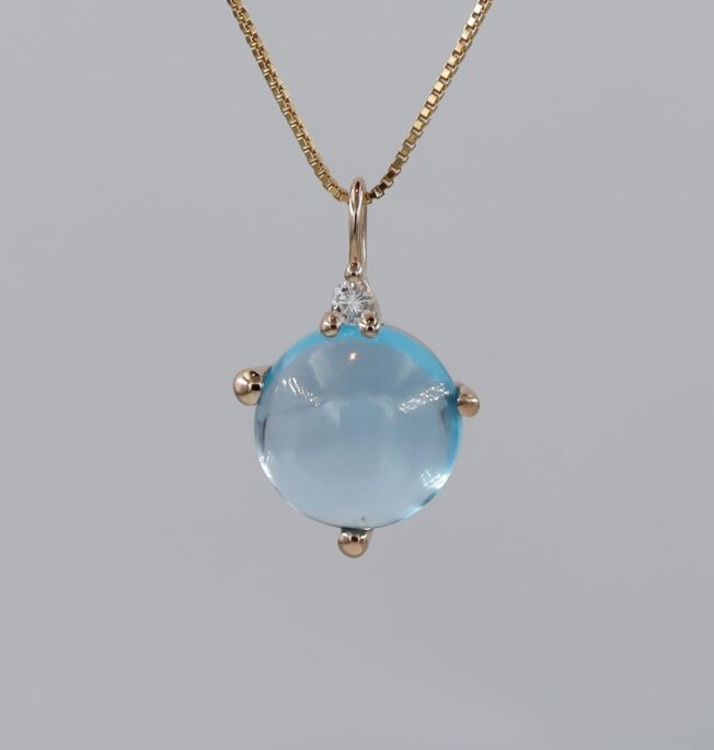 Noën «Stellini» anheng i gult gull, med swiss blue topas og diamant