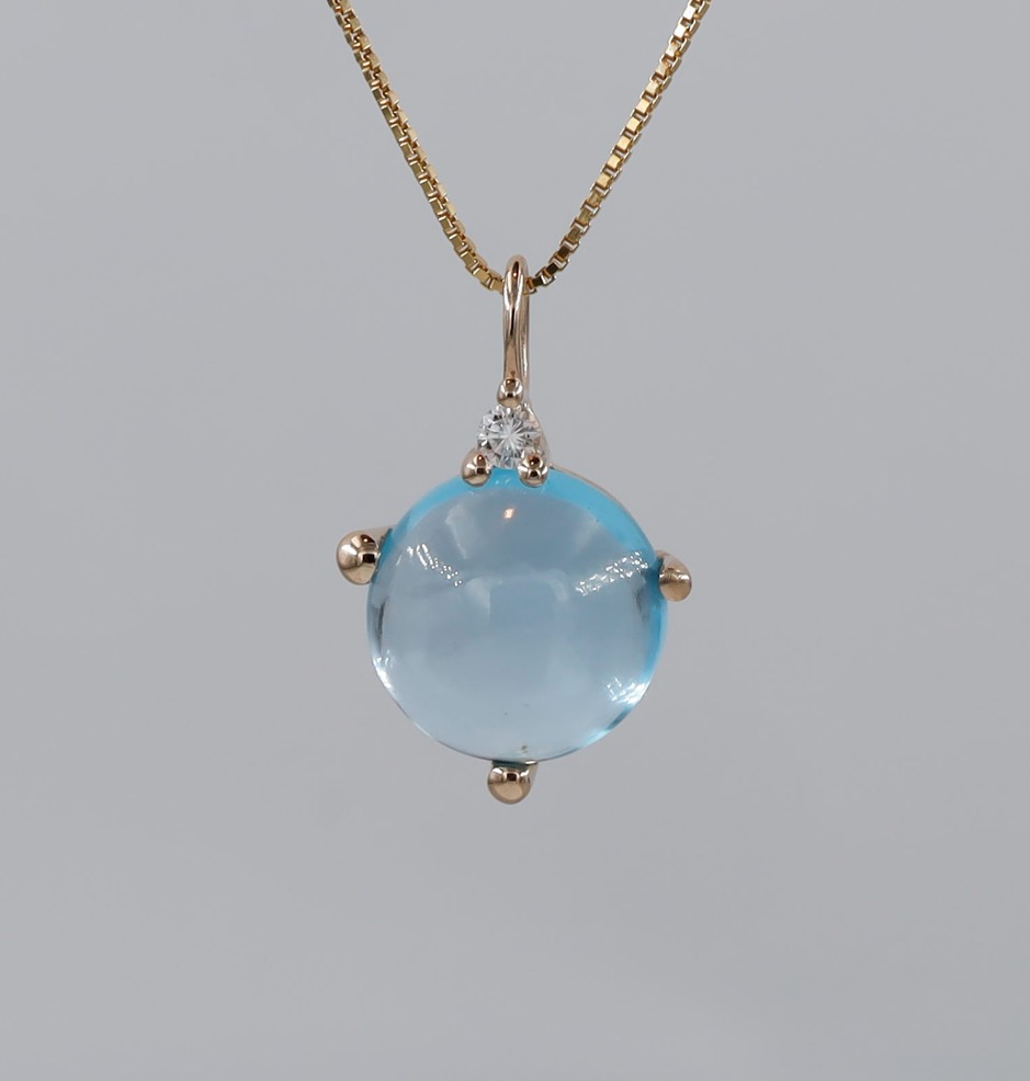 Noën «Stellini» anheng i gult gull, med swiss blue topas og diamant
