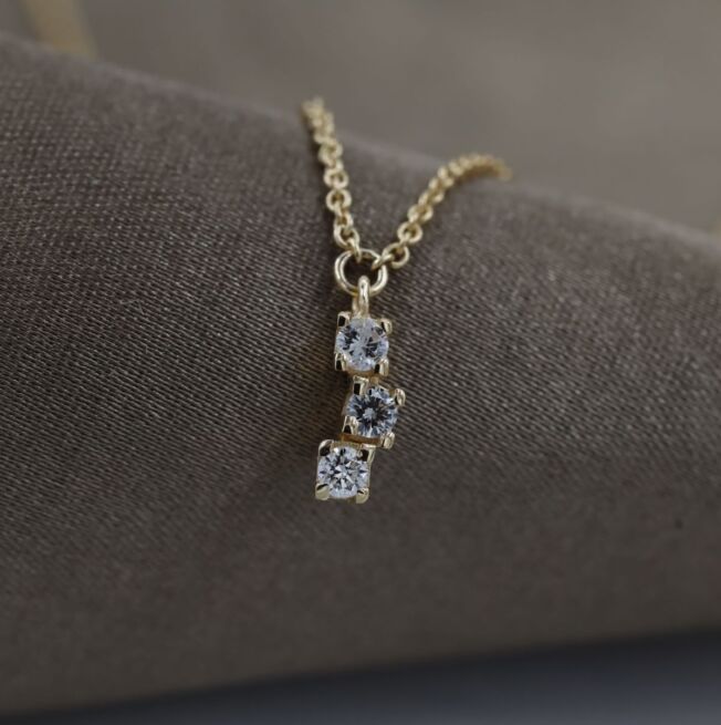 Noën Twinkle anheng med kjede i gult gull med diamanter