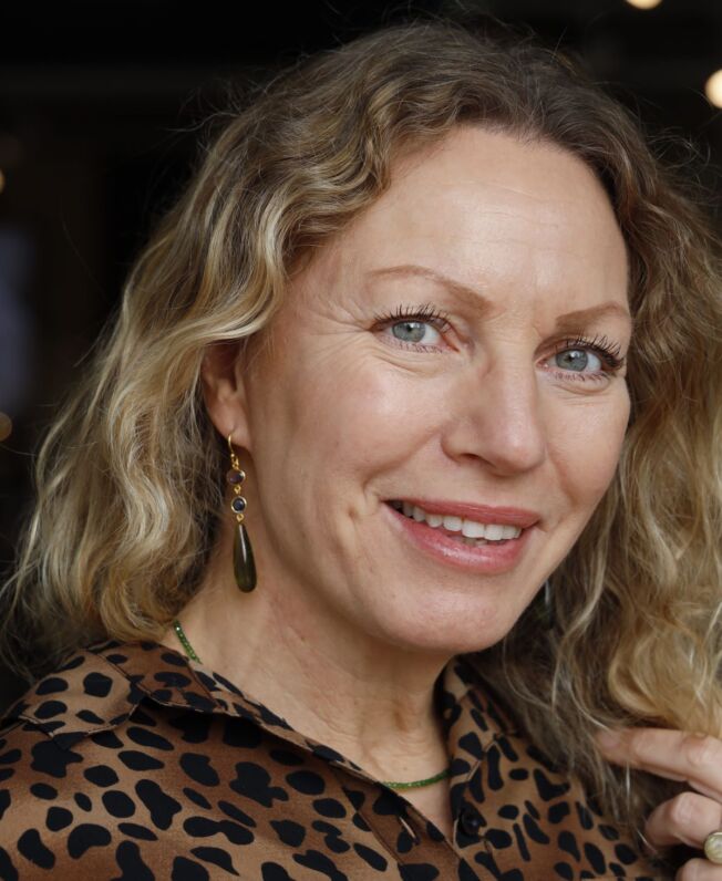 Susanne Friis Bjørner forgylt øreheng med ametyst, London blå krystall og olivengrønn krystall
